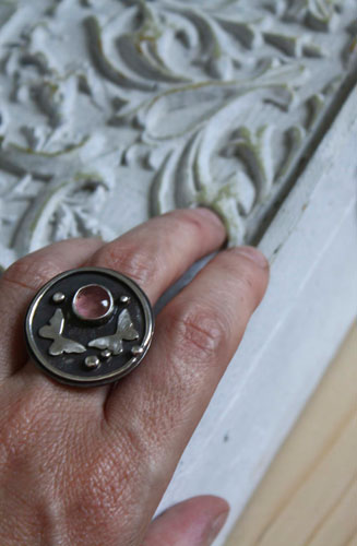 Mourir avec les roses, bague papillon totem en argent et tourmaline rose