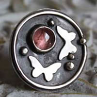 Mourir avec les roses, bague papillon totem en argent et tourmaline rose