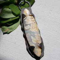 Nébuleux, pendentif en argent et agate point plume graveyard