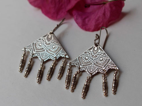 Nehal, boucles d’oreilles mandala triangle en argent