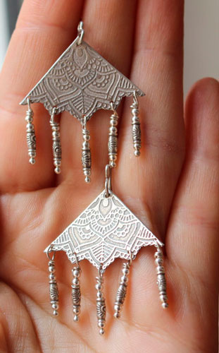 Nehal, boucles d’oreilles mandala triangle en argent