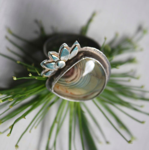 Nénufar, bague fleur de lotus en argent et jaspe impérial royal