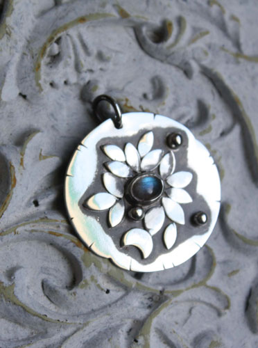 Nénuphar au clair de lune, pendentif végétal rustique en argent massif et labradorite