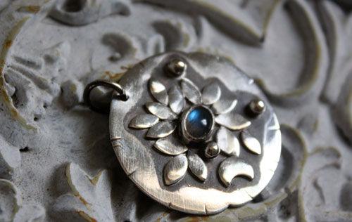 Nénuphar au clair de lune, pendentif végétal rustique en argent massif et labradorite