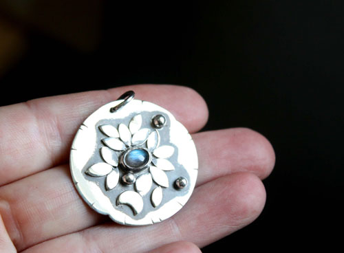 Nénuphar au clair de lune, pendentif végétal rustique en argent massif et labradorite