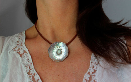 Nénuphar sous la pluie, collier feuille de nénuphar argent et saphir