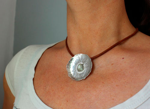 Nénuphar sous la pluie, collier feuille de nénuphar argent et saphir