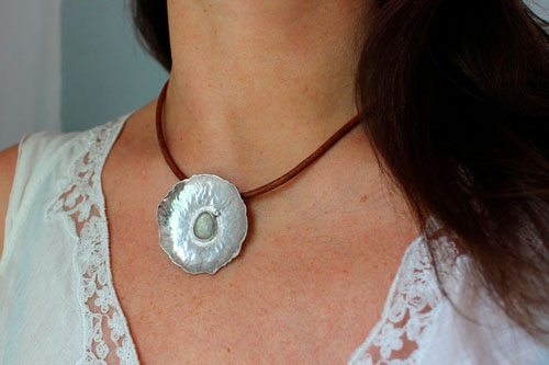 Nénuphar sous la pluie, collier feuille de nénuphar argent et saphir