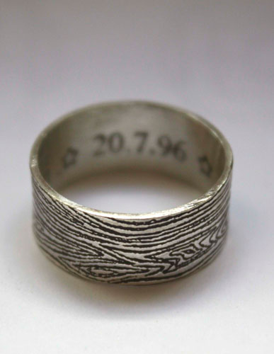 Noces de bois, bague gravée veines de bois, noms et date en argent