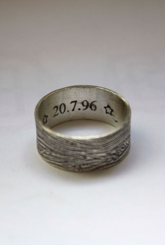 Noces de bois, bague gravée veines de bois, noms et date en argent