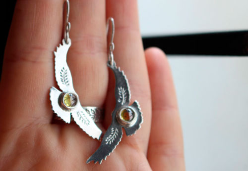 Ode au soleil, boucles d’oreilles oiseaux en argent et zircon jaune