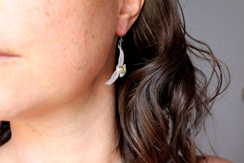 Ode au soleil, boucles d’oreilles oiseaux en argent et zircon jaune