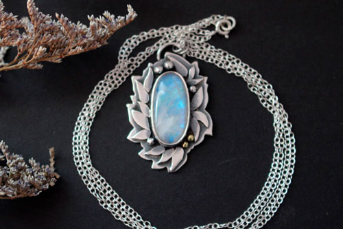 Ondolindë, collier feuillage féérique en argent, laiton et labradorite blanche