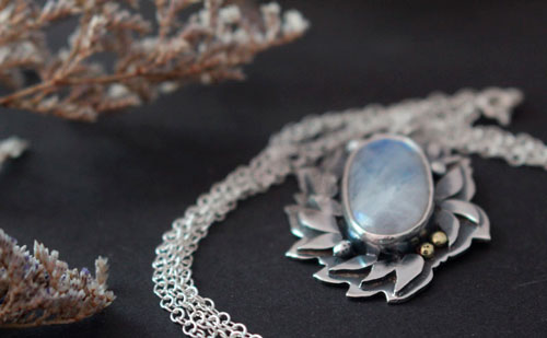 Ondolindë, collier feuillage féérique en argent et pierre de lune arc-en-ciel