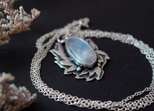 Ondolindë, collier feuillage féérique en argent, laiton et labradorite blanche