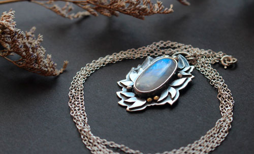 Ondolindë, collier feuillage féérique en argent, laiton et labradorite blanche