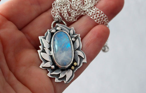 Ondolindë, collier feuillage féérique en argent, laiton et labradorite blanche