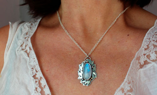 Ondolindë, collier feuillage féérique en argent, laiton et labradorite blanche