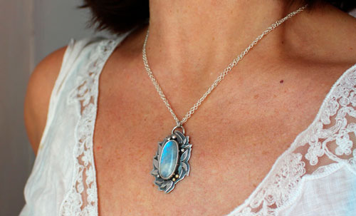 Ondolindë, collier feuillage féérique en argent, laiton et labradorite blanche