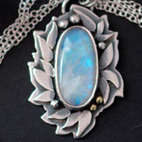 Ondolindë, collier feuillage féérique en argent, laiton et labradorite blanche