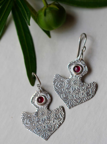 Ophrys, boucles d’oreilles mandala d’orchidée en argent et rubis