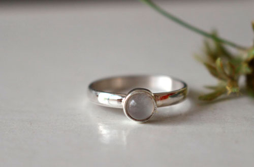 Pierre de lune, bague demi-jonc en argent et pierre de lune