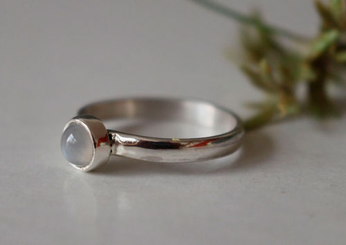 Pierre de lune, bague demi-jonc en argent et pierre de lune