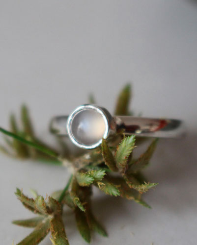 Pierre de lune, bague demi-jonc en argent et pierre de lune