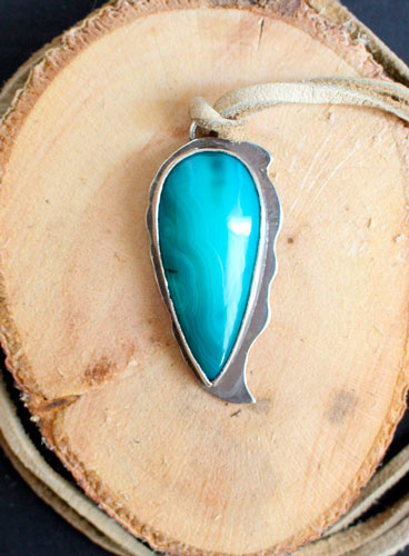 Pin bleu, pendentif rustique en argent et agate bleue