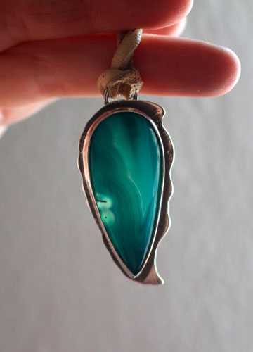 Pin bleu, pendentif rustique en argent et agate bleue