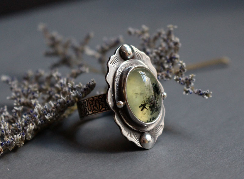 Poème de mousse, bague botanique en argent et prehnite