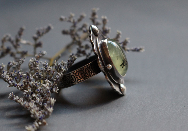 Poème de mousse, bague botanique en argent et prehnite