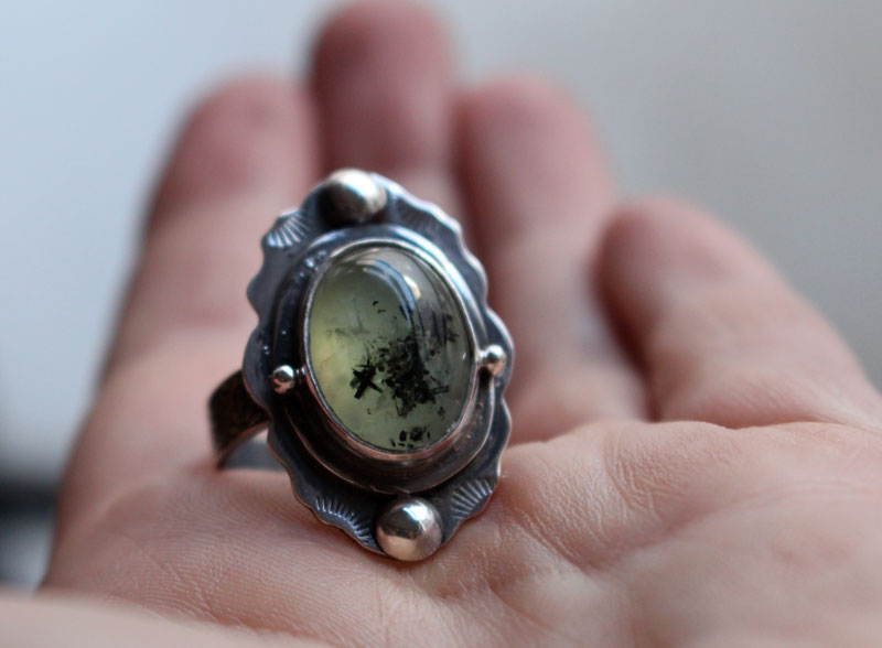 Poème de mousse, bague botanique en argent et prehnite