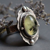 Poème de mousse, bague botanique en argent et prehnite