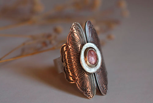 Psyché, bague papillon en argent et saphir rose