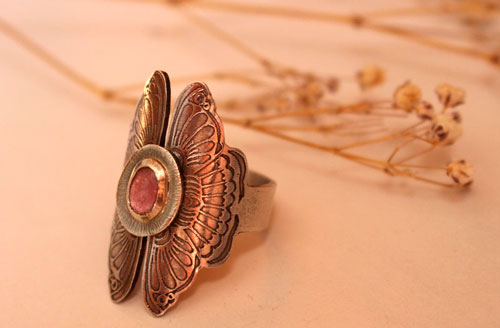 Psyché, bague papillon en argent et saphir rose
