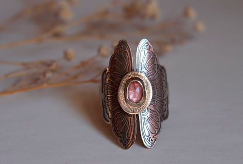 Psyché, bague papillon en argent et corindon rose