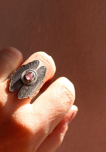 Psyché, bague papillon en argent et corindon rose