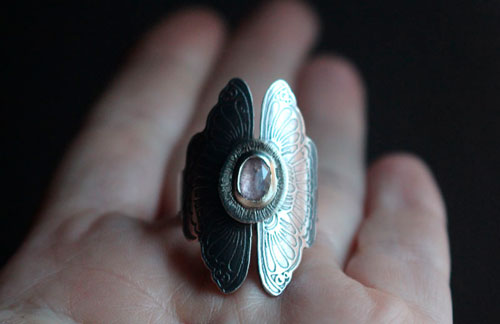 Psyché, bague papillon en argent et saphir rose
