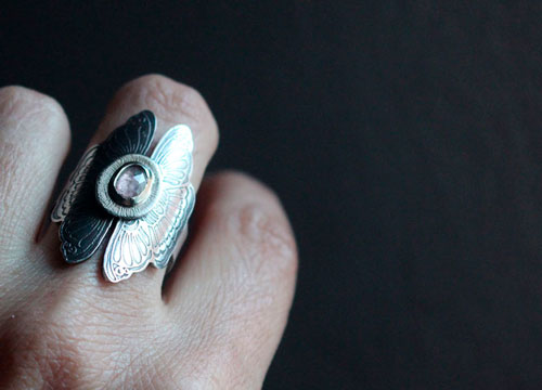 Psyché, bague papillon en argent et saphir rose