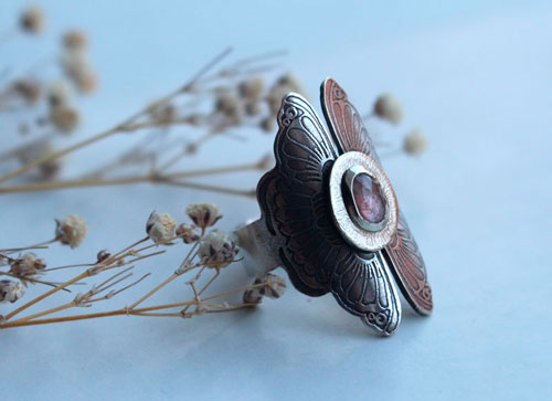 Psyché, bague papillon en argent et saphir rose