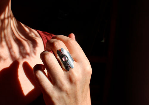 Psyché, bague papillon en argent et saphir rose