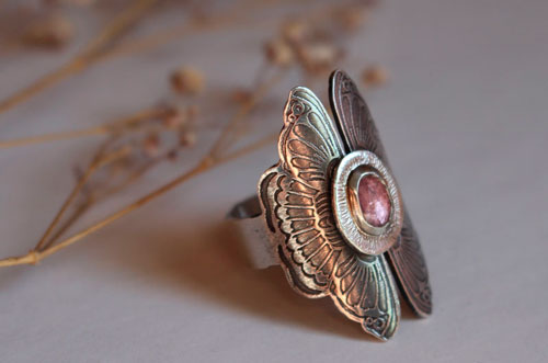 Psyché, bague papillon en argent et saphir rose