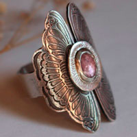 Psyché, bague papillon en argent et saphir rose