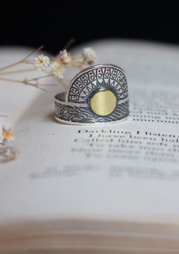 Quand le soleil vient embrasser la mer, bague astronomie en argent et laiton