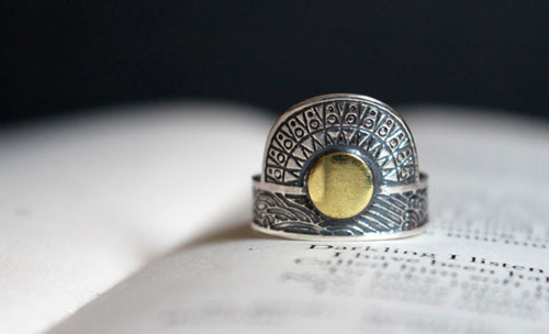 Quand le soleil vient embrasser la mer, bague astronomie en argent et laiton