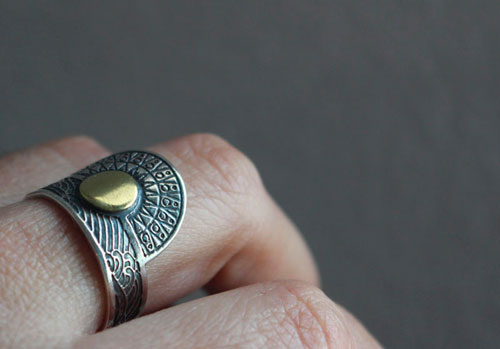 Quand le soleil vient embrasser la mer, bague astronomie en argent et laiton