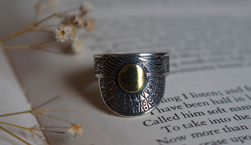 Quand le soleil vient embrasser la mer, bague astronomie en argent et laiton