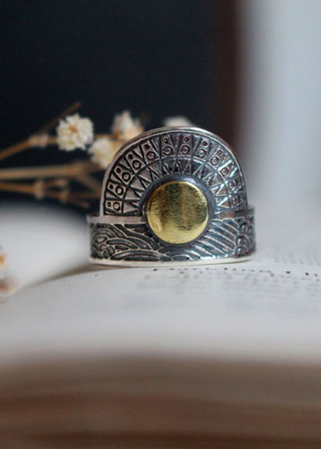 Quand le soleil vient embrasser la mer, bague astronomie en argent et laiton