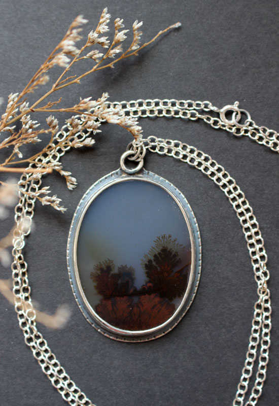 Quiétude, collier paysage en argent et agate dendritique 